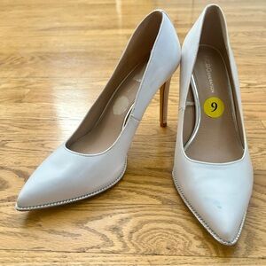 BCBGeneration Pumps White Pointed Toe Metal Trim Slip On Women 9 Old Money Sexy
